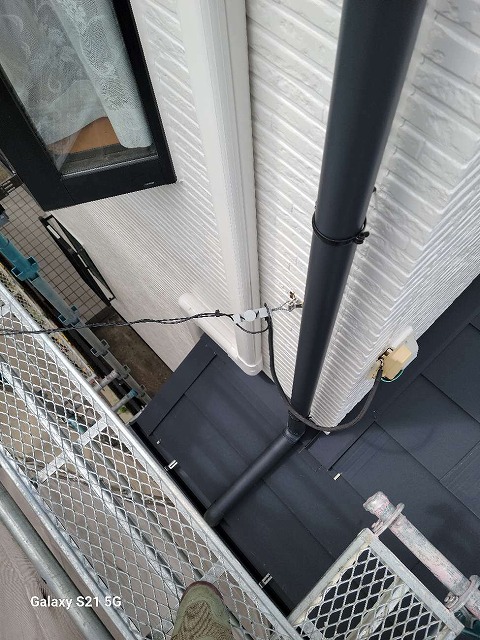 ガルバリウム鋼板製の竪樋を取り付けた状態