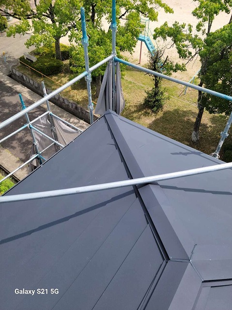 劣化したカラーベストにガルバリウム鋼板屋根でカバー工法