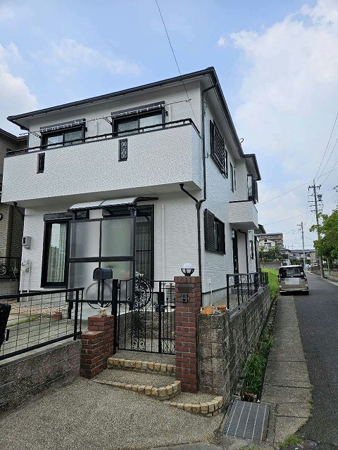 屋根カバー工法と外壁塗装によるメンテナンスが完了した住宅の全景