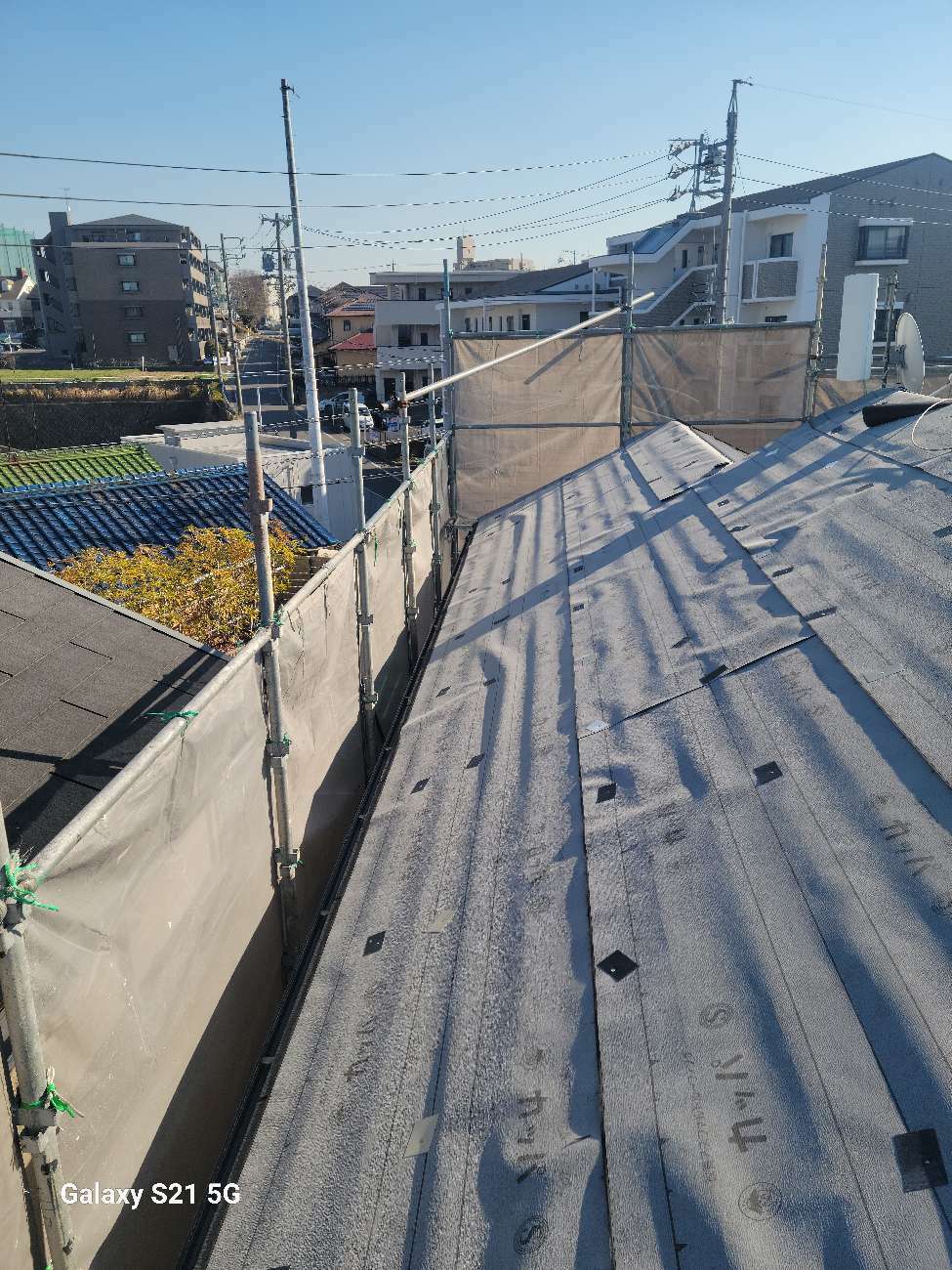 屋根カバー工事の改質アスファルトルーフィングの敷設