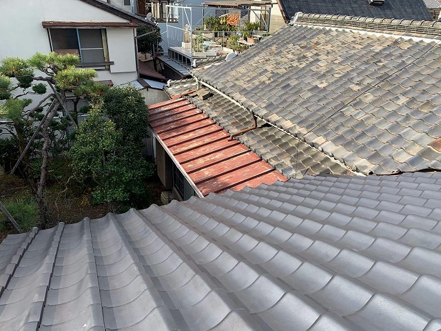 瓦棒葺きトタン屋根を葺き替え工事をする前の状況