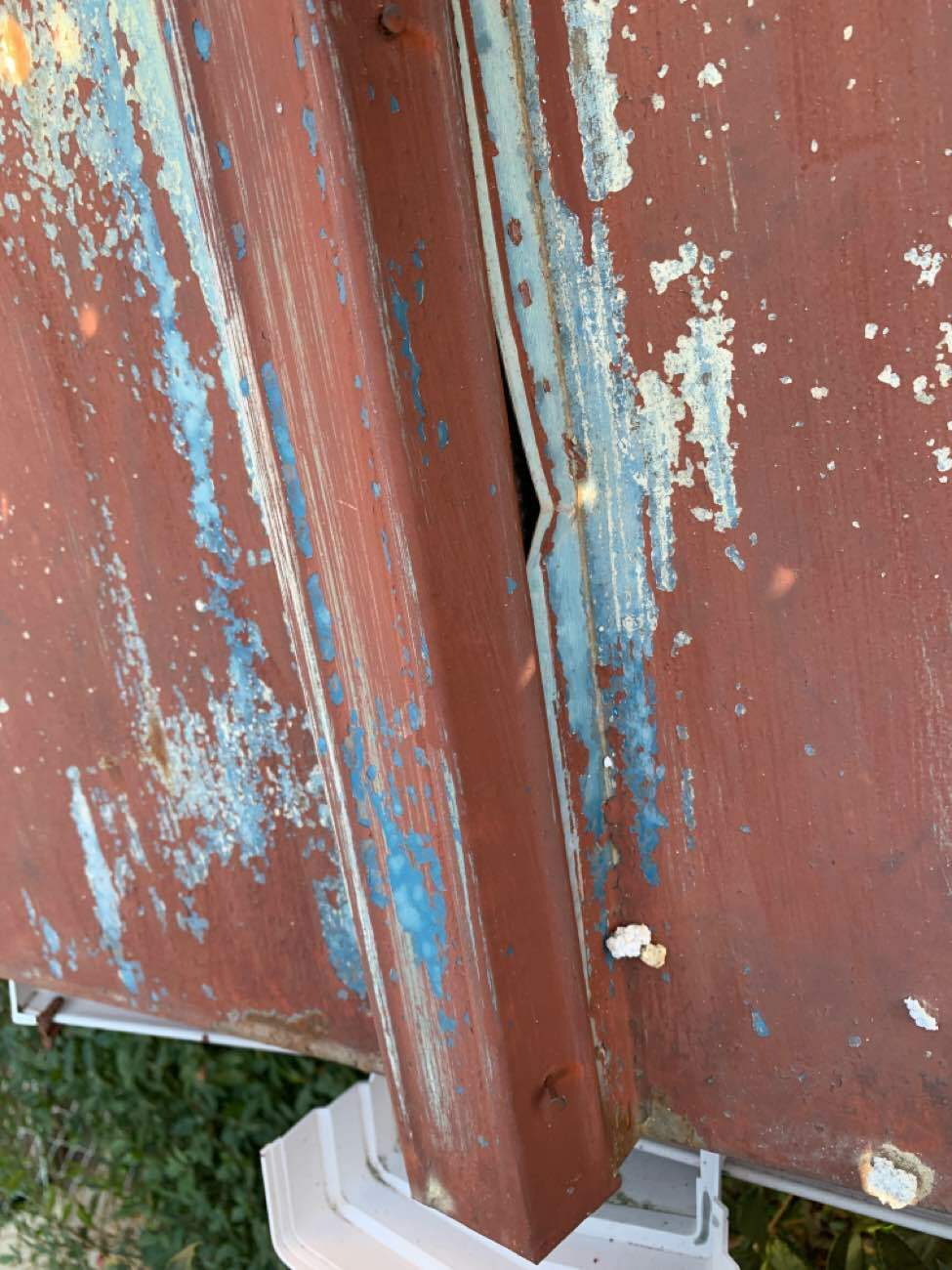 変形したトタン屋根