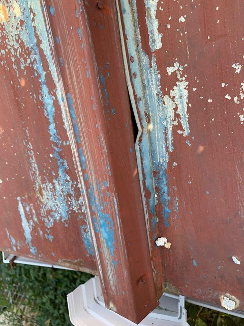 瓦棒葺きトタン屋根が変形して隙間ができている状況