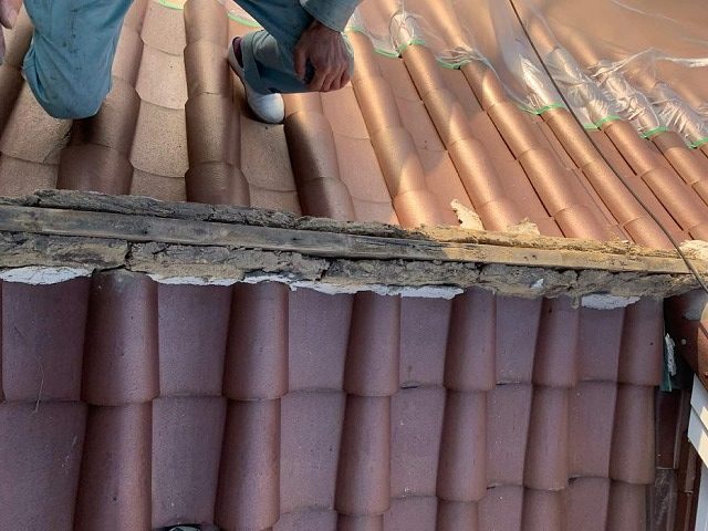 棟瓦取り直し工事で棟瓦を外した状況