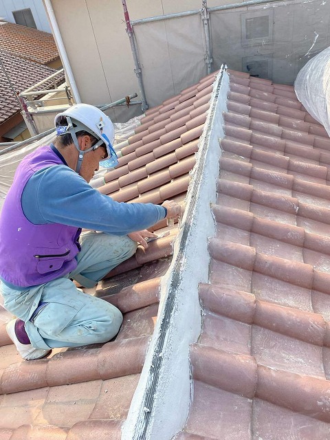 樹脂製の垂木に漆喰を塗って土台を形成