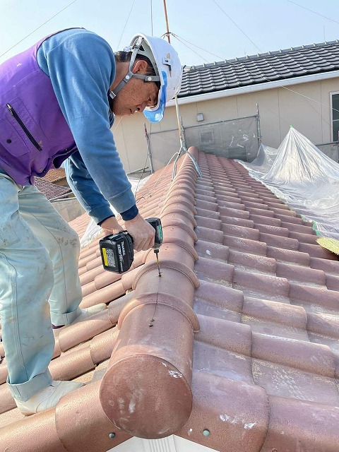 棟瓦取り直し工事で棟瓦を樹脂製の垂木にビス固定