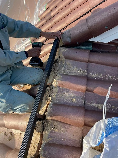 棟瓦取り直し工事で木製垂木から樹脂製垂木に交換