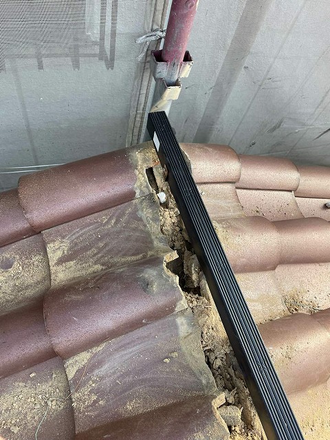 棟瓦取り直し工事で樹脂製垂木を設置した状況