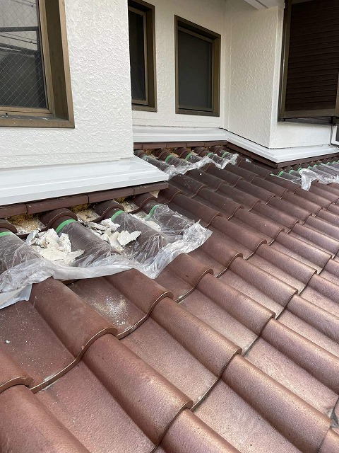 劣化してひび割れていた漆喰を取り除いた状況