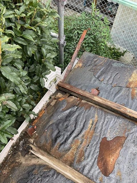 瓦棒葺き屋根の芯木と下葺き材が劣化して傷みが激しい様子