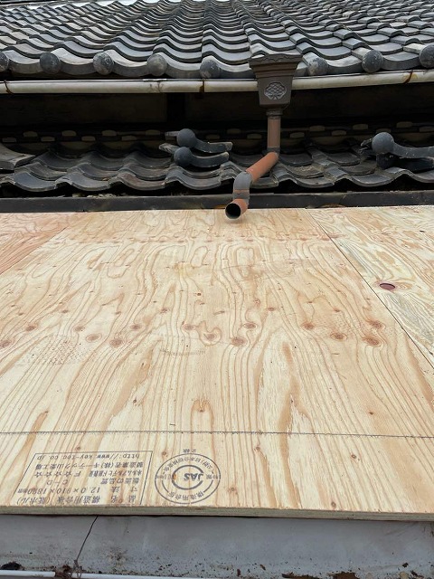 屋根葺き替え工事の野地板施工