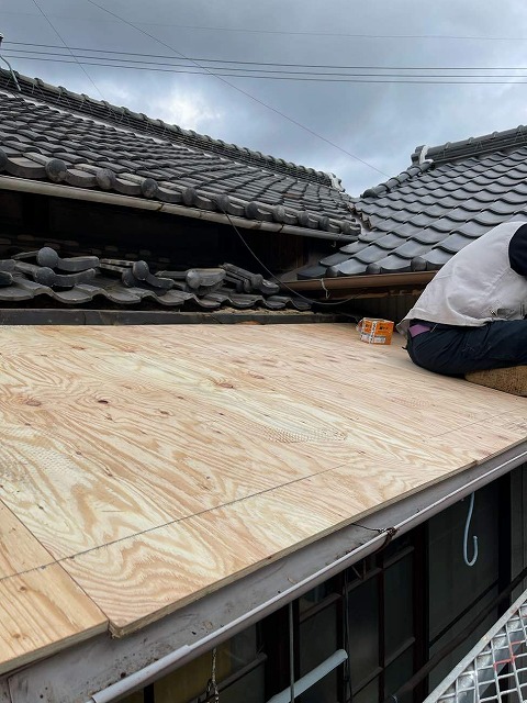 瓦棒葺き屋根から立平葺きへの葺き替え工事の合板下地