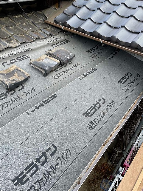 屋根葺き替えのために取り外した軒先瓦