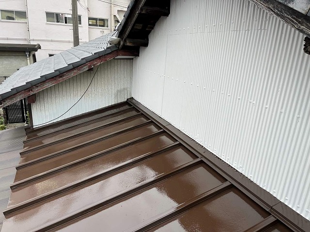 屋根と外壁など外部の塗り替えメンテナンスが完了した状況