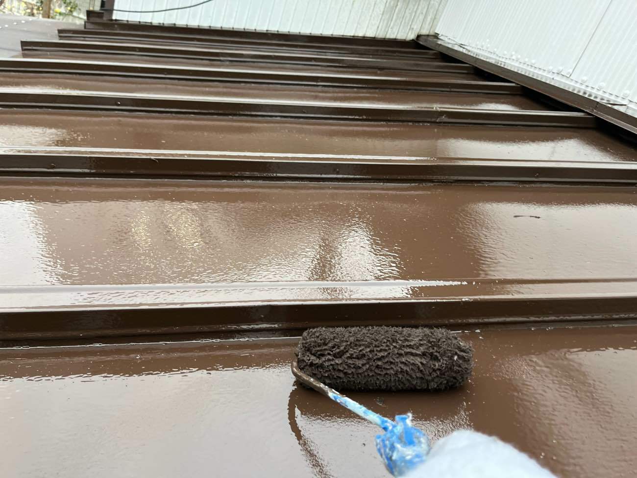 瓦棒葺き屋根の上塗り