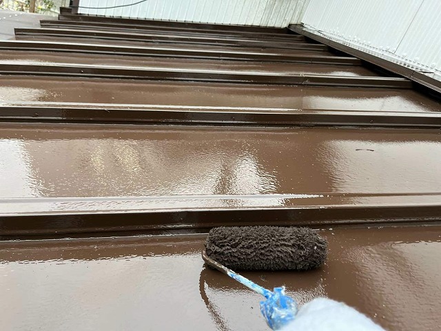 瓦棒葺き屋根へシリコン塗料で上塗り施工