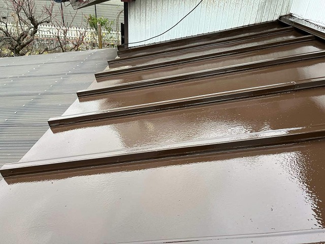 瓦棒葺き屋根とトタン波板外壁への3回塗りが完成した状況