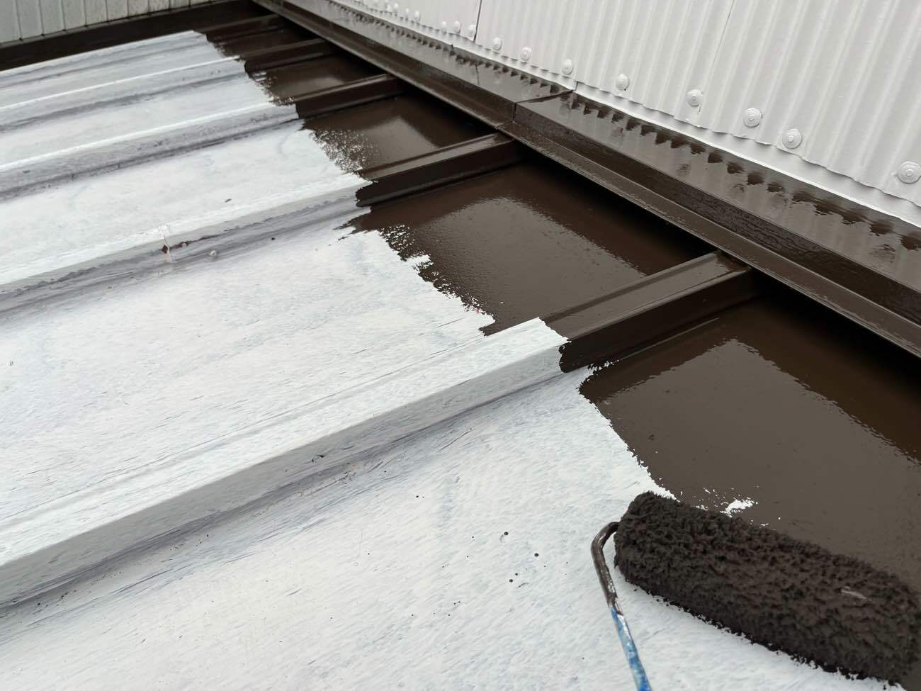 瓦棒葺き屋根の中塗り