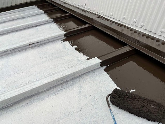 瓦棒葺き屋根の塗り替え工事の中塗り施工