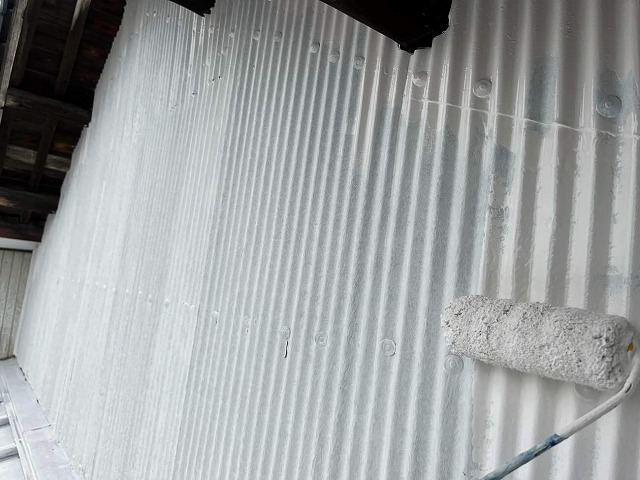 トタン波板外壁に下塗り後に行った中塗り施工