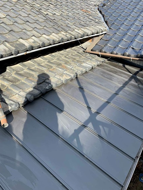 雨漏りした瓦棒葺き屋根の立平葺きで葺き替えが完了した状況