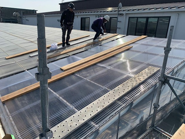 ポリカ屋根の上に足場板を設置して交換工事