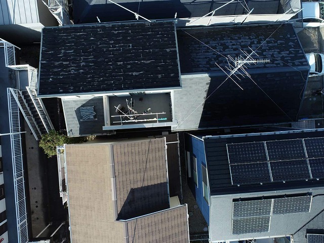 ドローンを使って上空から現場調査を行っている住宅の様子