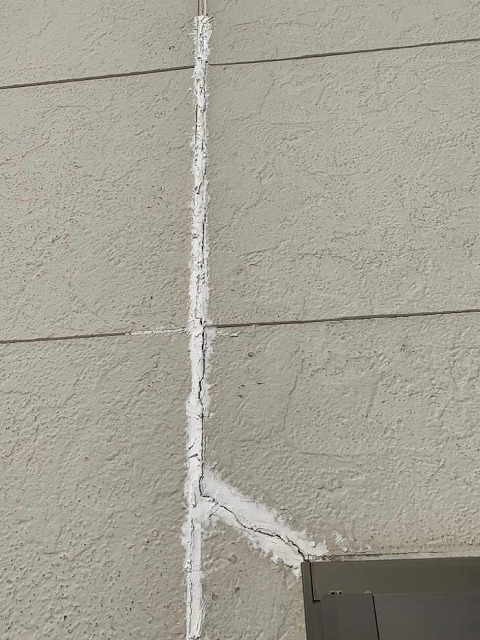 外壁サイディングの本体浮きを補修してひび割れた状況