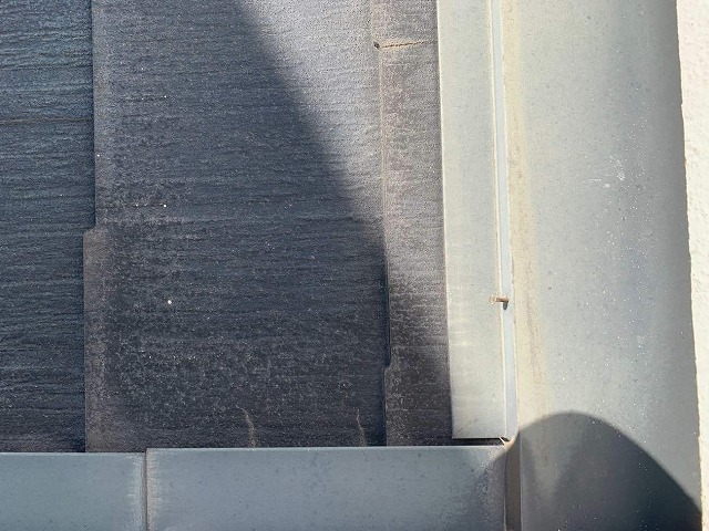 棟板金の釘が緩んで浮いている状況