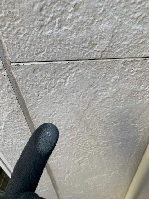 現場調査時の外壁サイディングにチョーキング現象