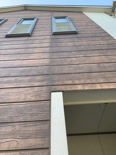 木目調サイディングの目地に充填しているコーキングのひび割れ