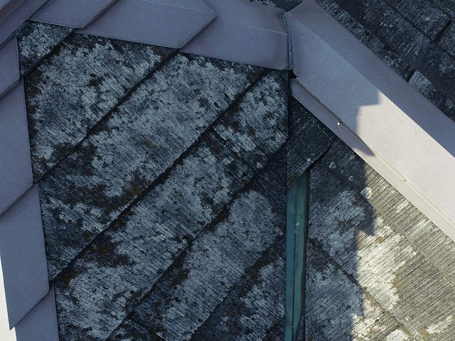 スレート屋根と棟板金に見られる劣化によるダメージ