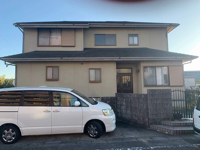 劣化で激しく傷んだ屋根のメンテナンスを行う前の建物全景