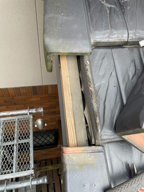 袖瓦を取り外して木下地を確認