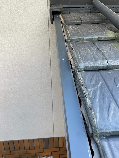 ケラバに樹脂製垂木をビスで固定した状況