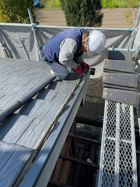 袖瓦の下地に樹脂垂木を取り付ける屋根職人
