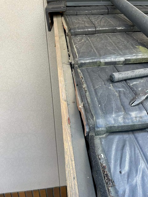 ケラバの袖瓦を撤去した後の木下地の劣化状況