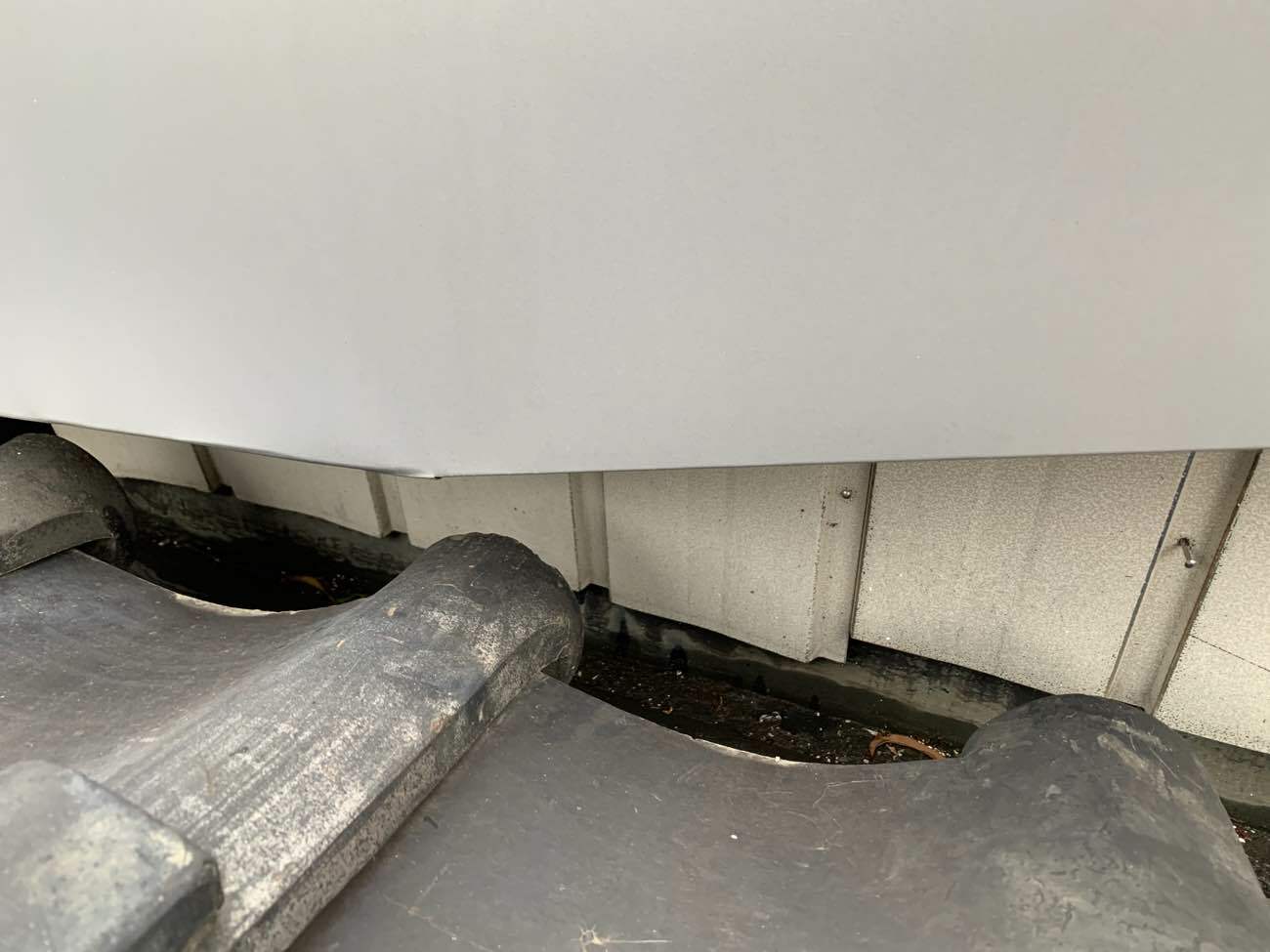 劣化によって腐食した谷板金