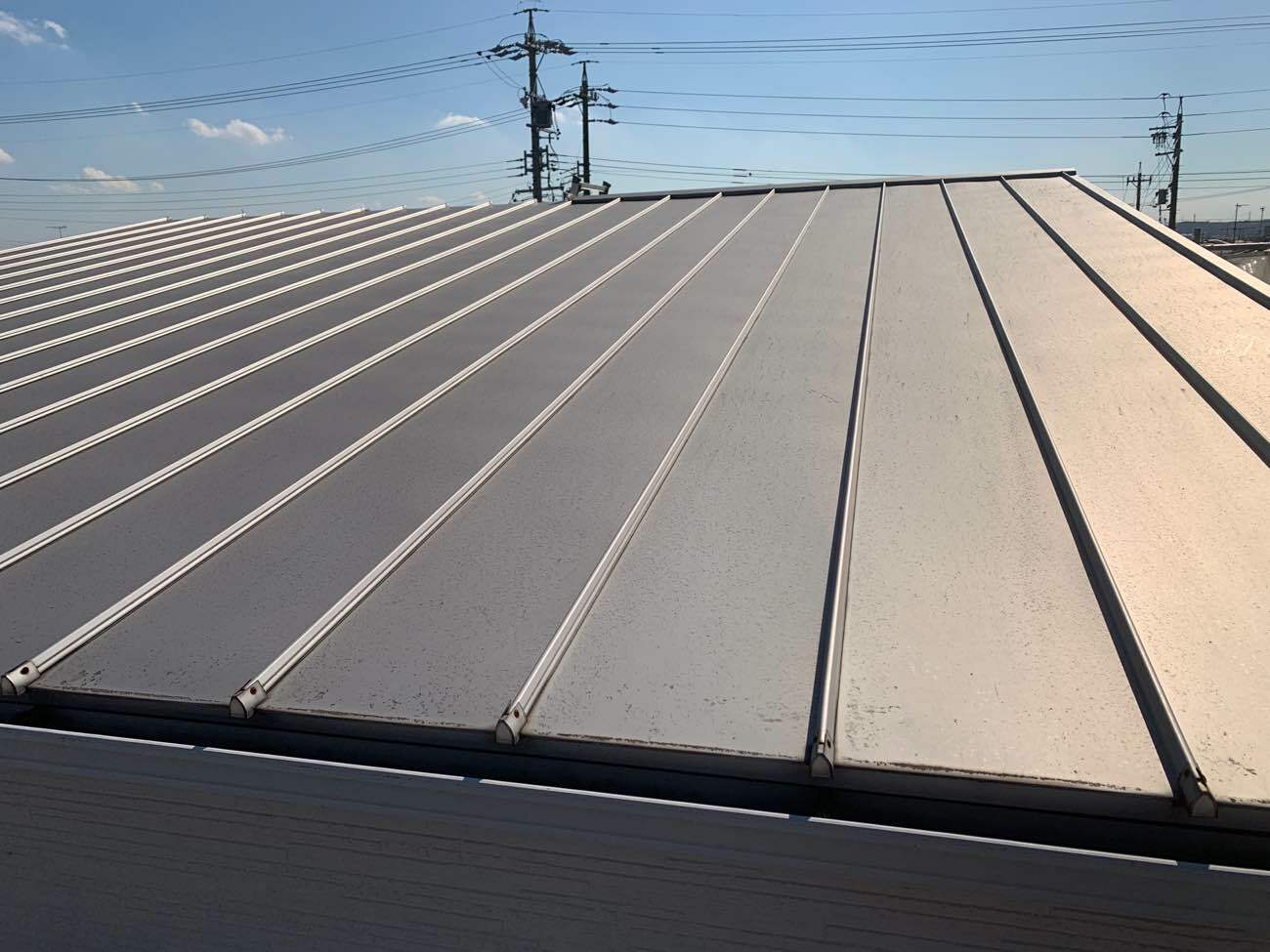 ガルバリウム鋼板素材の立平葺き屋根