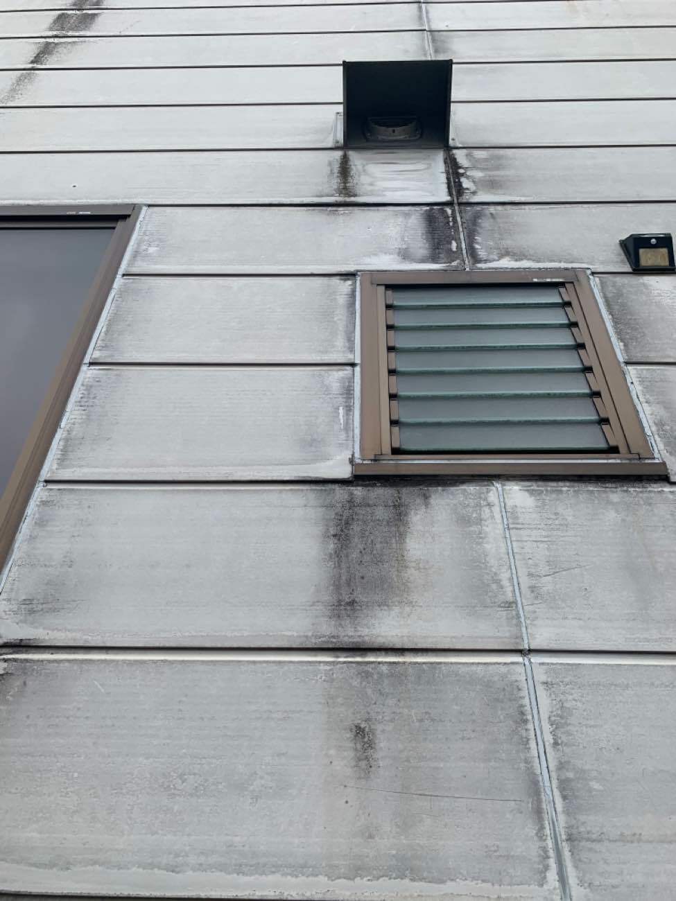 劣化の深刻な窓周りのコーキング