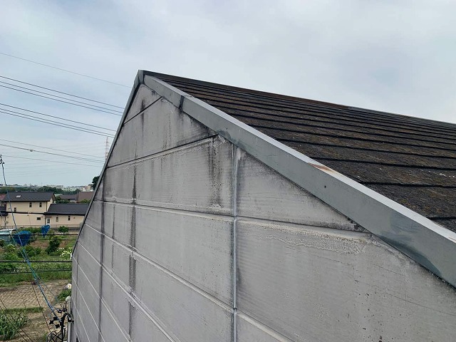 老朽化で雨漏りが発生した建物の屋根部分