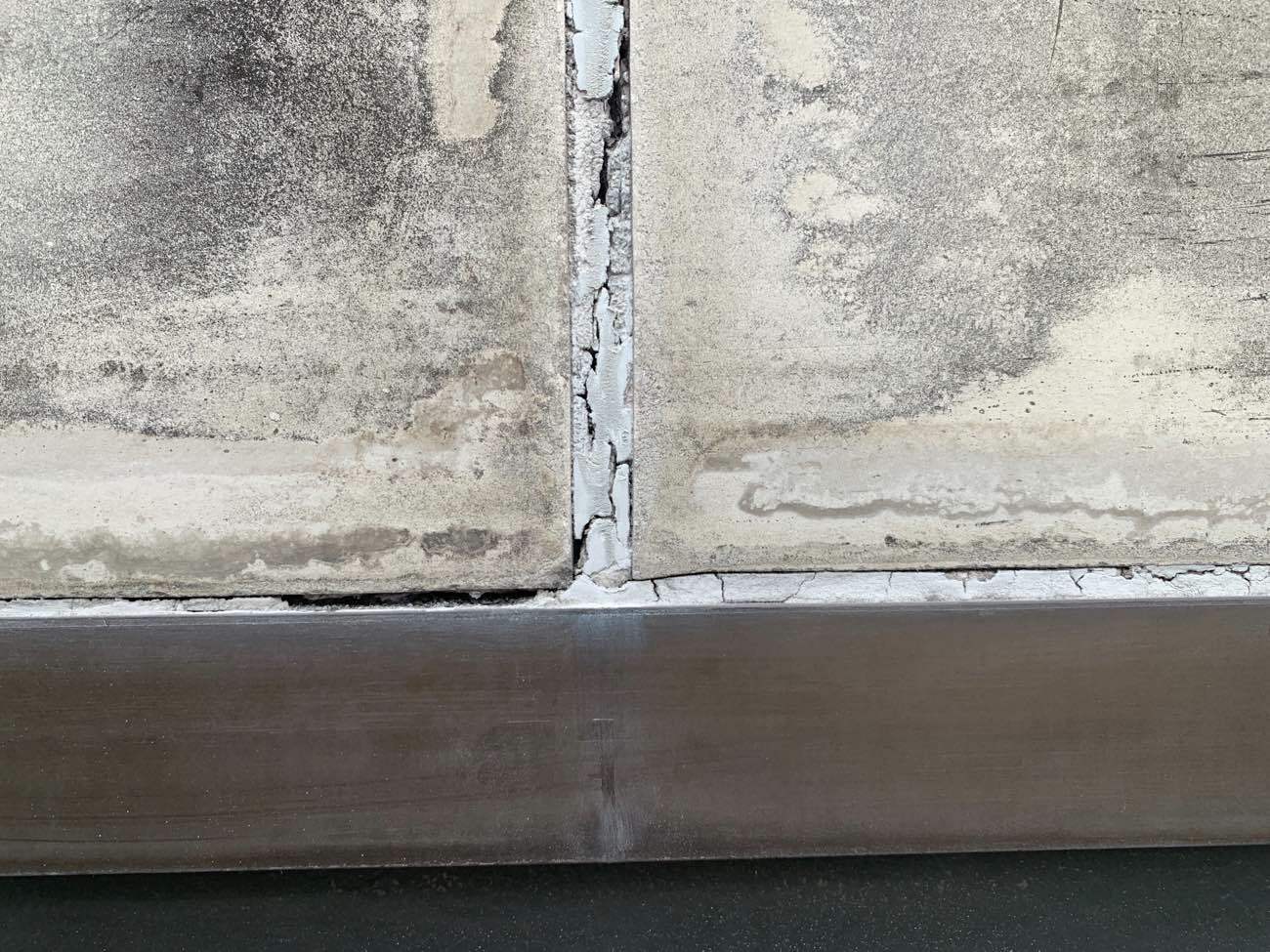 コーキングのひび割れ