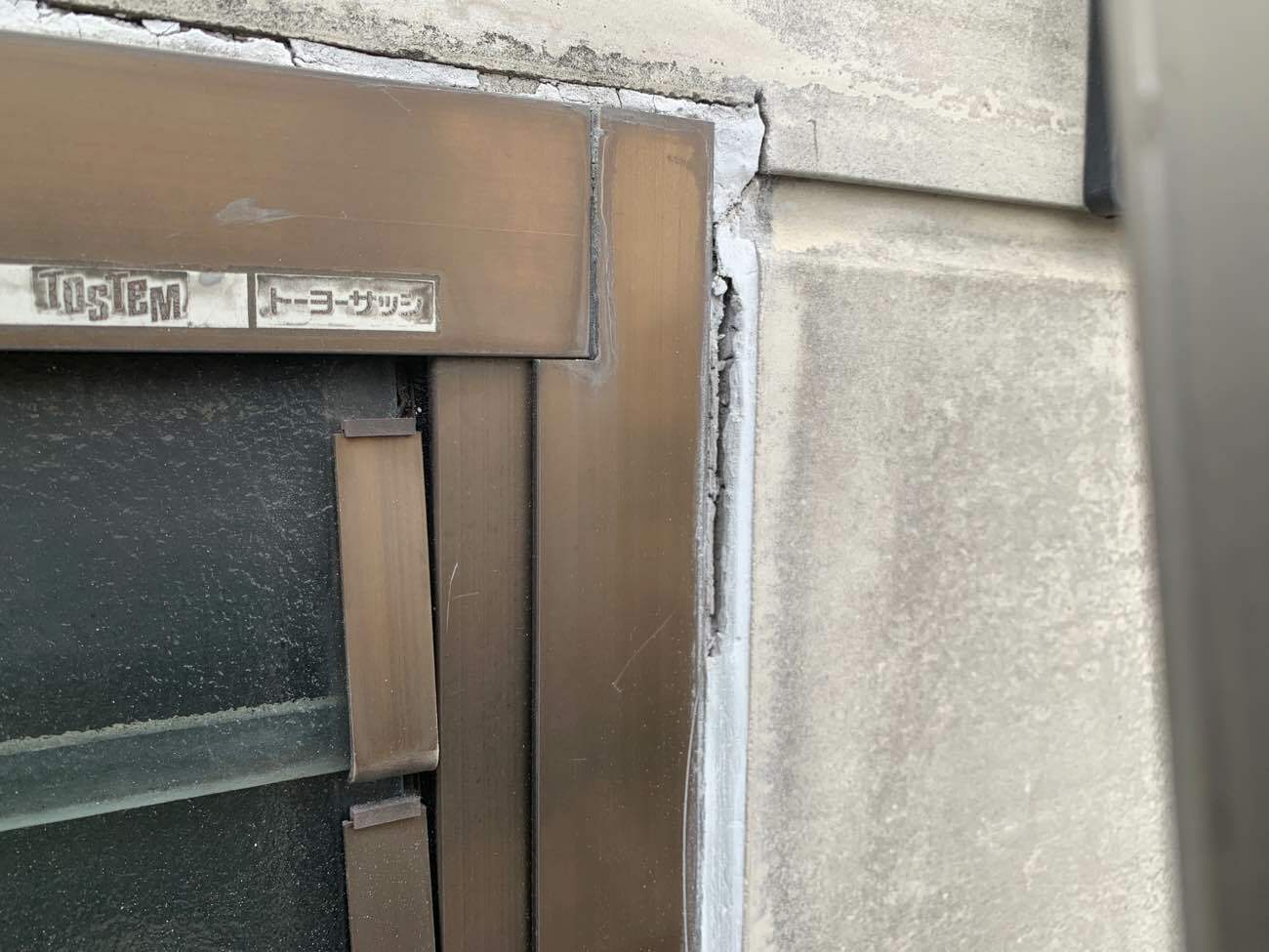 劣化した窓周りのコーキング
