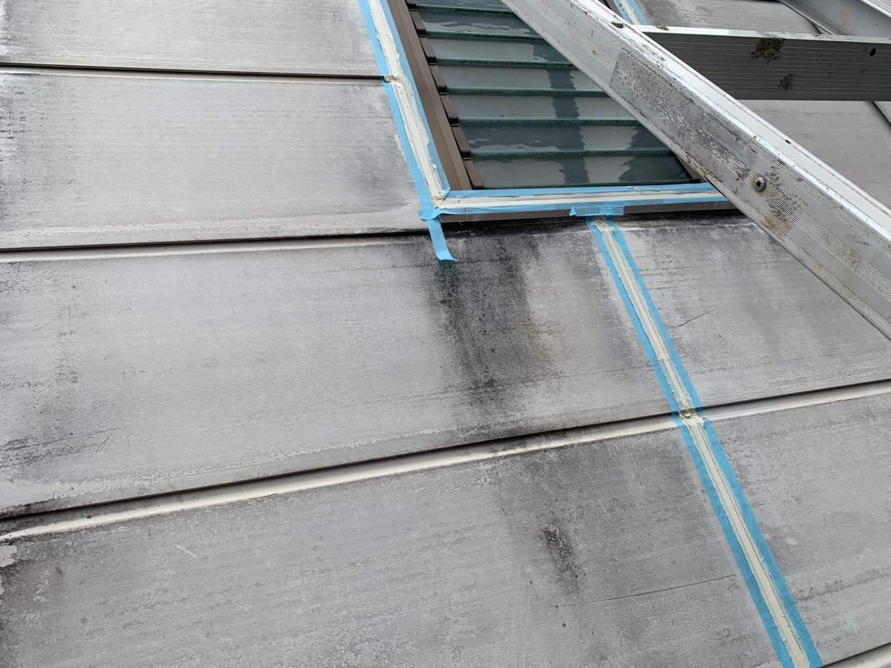 養生をしてコーキング補修