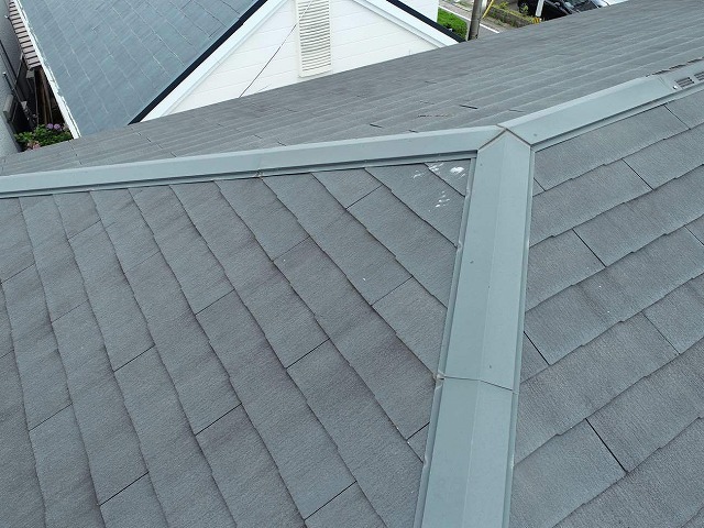 棟板金のジョイント部分のコーキングが劣化している様子