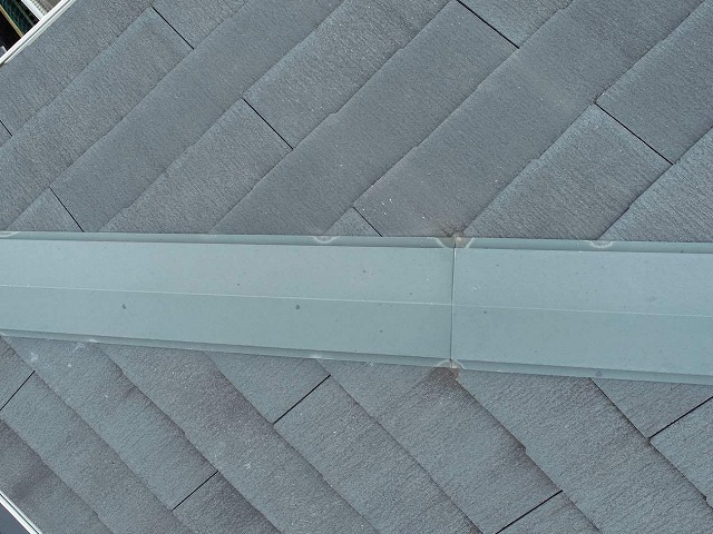 棟板金の色あせや塗膜剥がれなどの劣化症状を確認