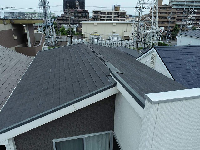 ノンアスベスト屋根のカバー工法によるメンテナンスを行う前の状況