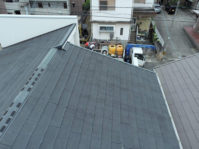 ドローン調査で確認したスレート屋根の劣化状況