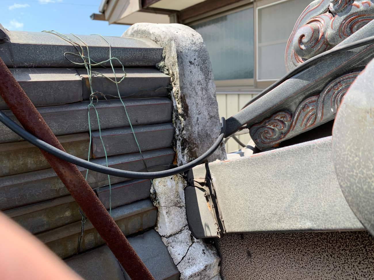 鬼瓦まわりの漆喰のヒビ割れや変色