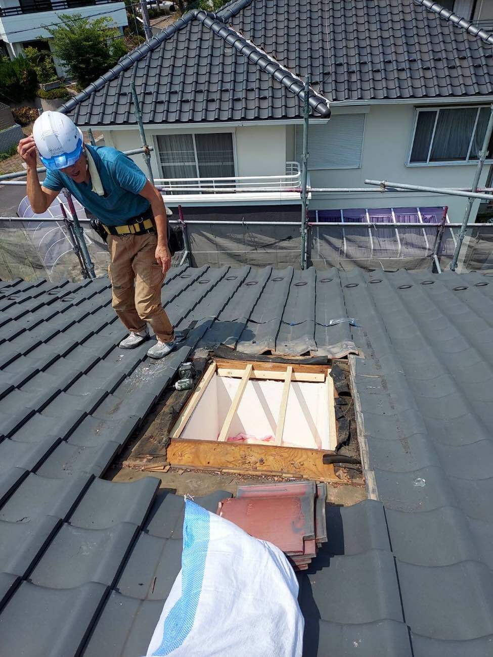 瓦と天窓本体の撤去